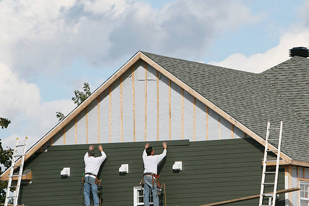 Professional Siding Replacement technician working in Leesburg, VA